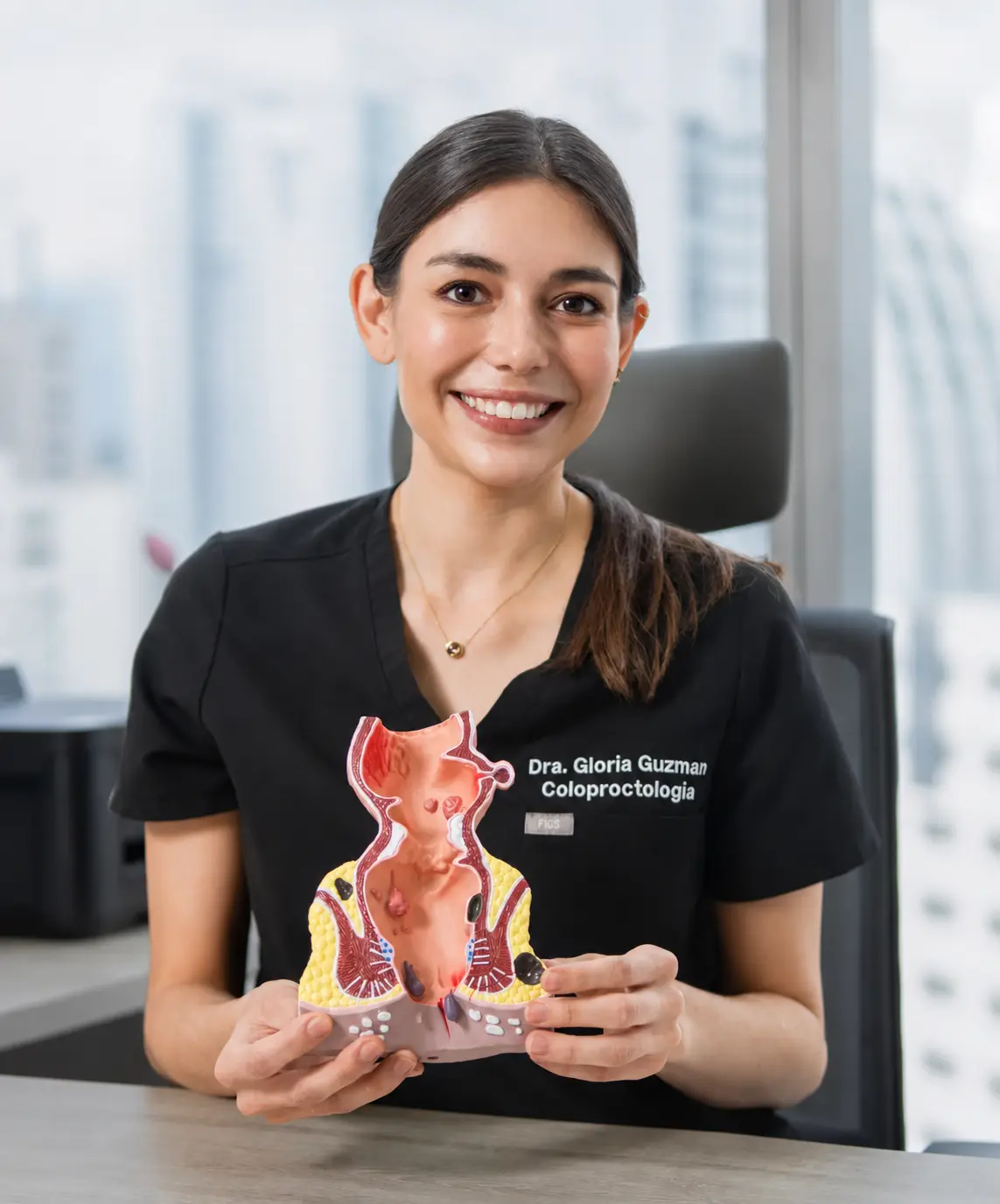 Dra. Gloria Guzmán con modelo anatómico Dra. Gloria Guzmán sostiene un modelo anatómico durante una explicación médica en su consultorio.